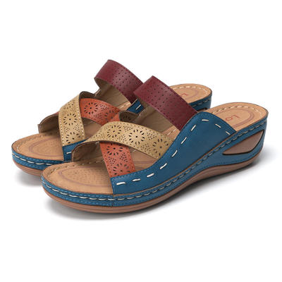 Sandales compensées à bout ouvert avec lanières entre les orteils